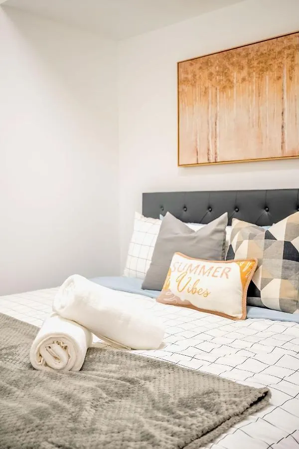 Spacious 2Br Apartment - Stunning View Of Cn Tower Toronto Canada